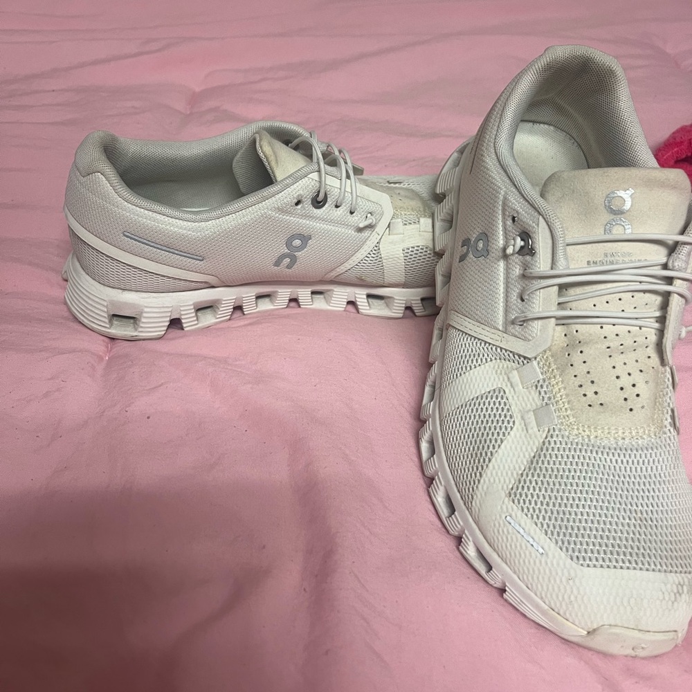 Women’s on cloud white size 9